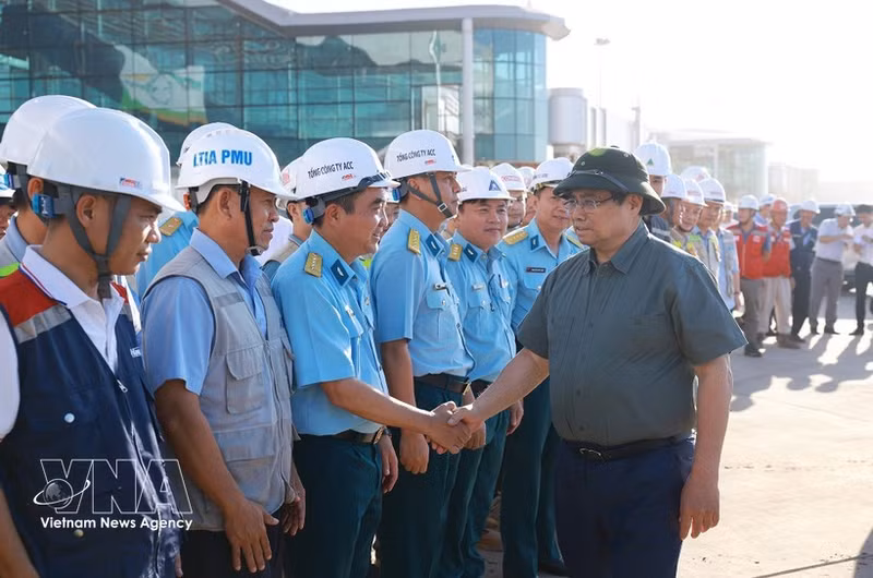 Le Premier ministre Pham Minh Chinh encourage les équipes travaillant sur le chantier du projet de l'aéroport international de Long Thanh. Photo : VNA.