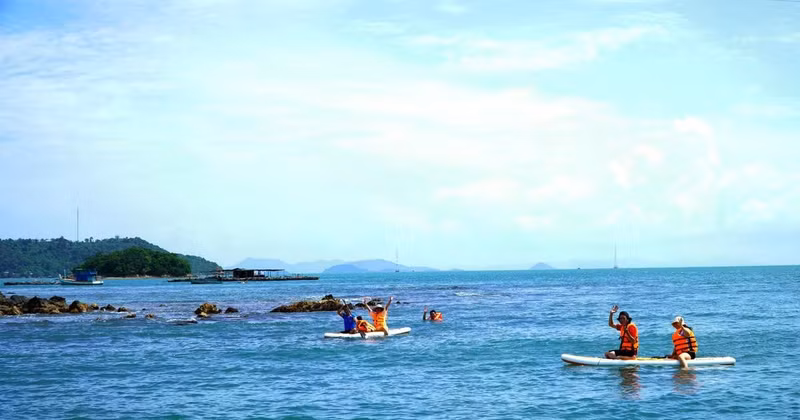 Des touristes pratiquent le stand-up paddle (Sup) et la plongée en apnée au large de l’archipel Hai Tac, dans la province de An Giang. Photo : VNA.