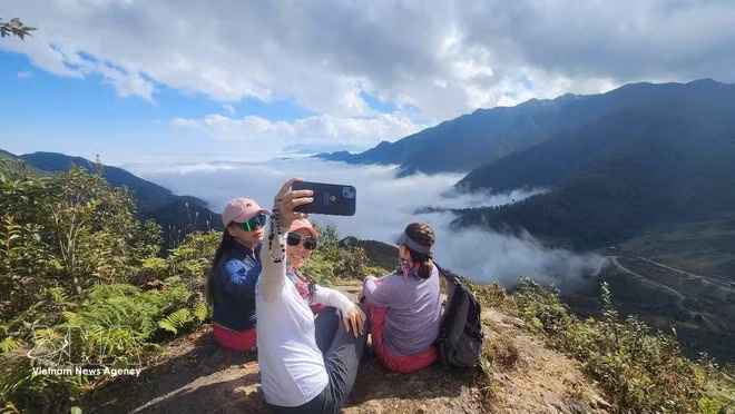 Des touristes participant à une tournée du Rocher Sacré dans la commune de Pung Luong, province de Lao Cai. Photo : VNA.