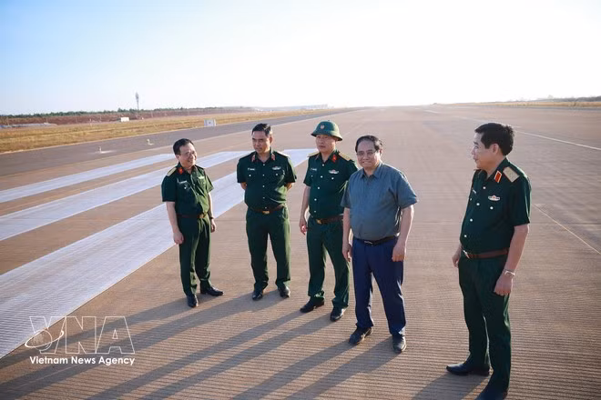 Le Premier ministre Pham Minh Chinh inspecte la piste de l'aéroport international de Long Thanh. Photo : VNA.