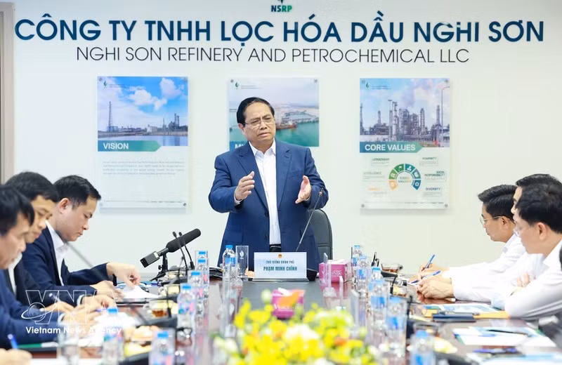 La séance de travail entre le Premier ministre Pham Minh Chinh et les dirigeants de la raffinerie de Nghi Son. Photo : VNA.