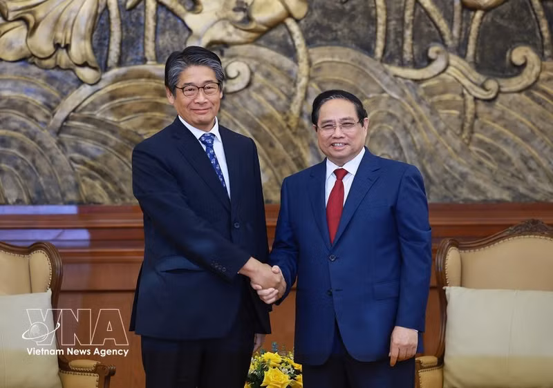 Le Premier ministre Pham Minh Chinh (droite) et l’ambassadeur du Japon au Vietnam, Ito Naoki. Photo : VNA.