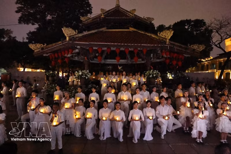 Le soir du 28 mars, les lumières s'éteignent simultanément en réponse à l'Heure de la Terre. Photo : VNA.