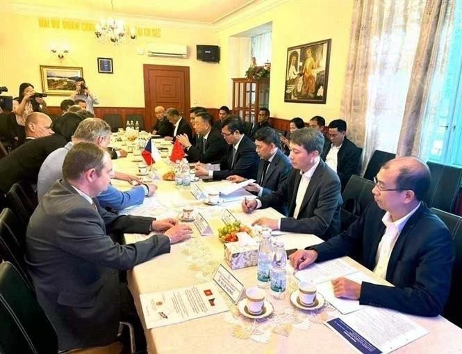 Panorama de la table ronde à Prague. Photo : VNA.