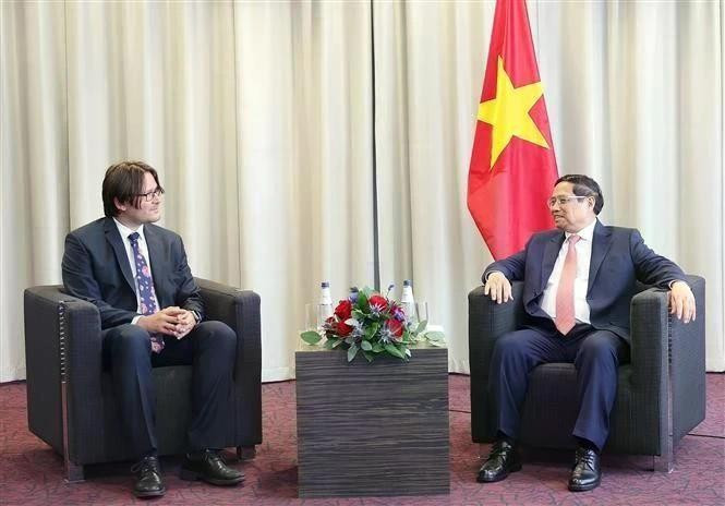 Le Premier ministre vietnamien Pham Minh Chinh (à droite) reçoit Jevgeni Kabanov, président du groupe Bolt. Photo : VNA.