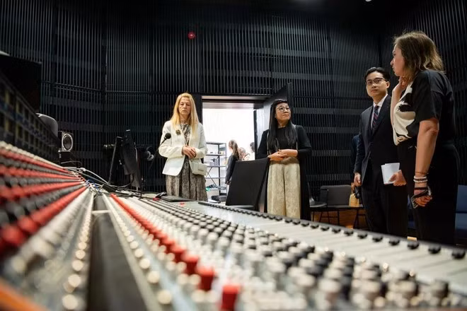 Le Thi Bich Tran visite l'École de musique et de ballet de Tallinn. Photo : VNA.