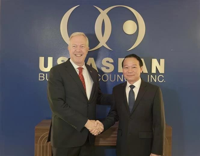 Le ministre l’Agriculture et de l'Environnement du Vietnam, Do Duc Duy (à droite), et Ted Osius, président et directeur général de l’USABC. Photo : VNA.