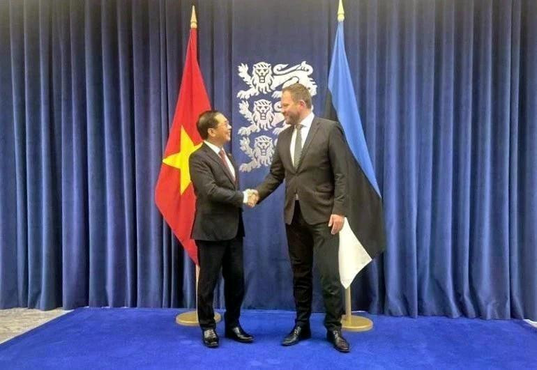 Le vice-Premier ministre et ministre vietnamien des Affaires étrangères, Bui Thanh Son (gauche) et le ministre estonien des Affaires étrangères, Margus Tsahkna.