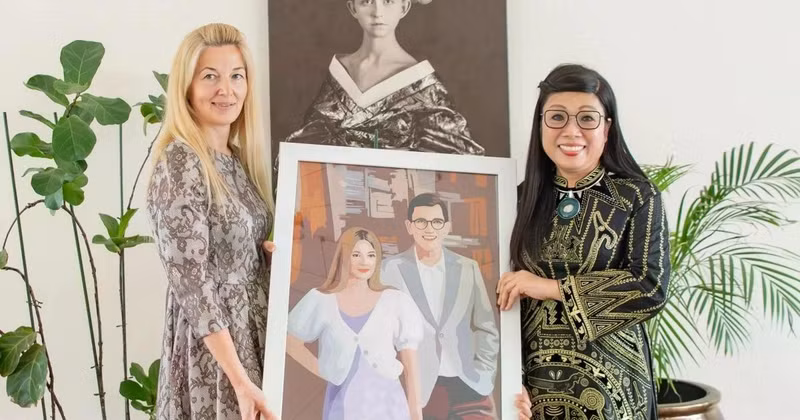 Le Thi Bich Tran offre à Evelin Oras une œuvre d'art originale et symbolique : un portrait du couple estonien réalisé à partir de près de 2 000 morceaux de tissu. Photo : VNA.