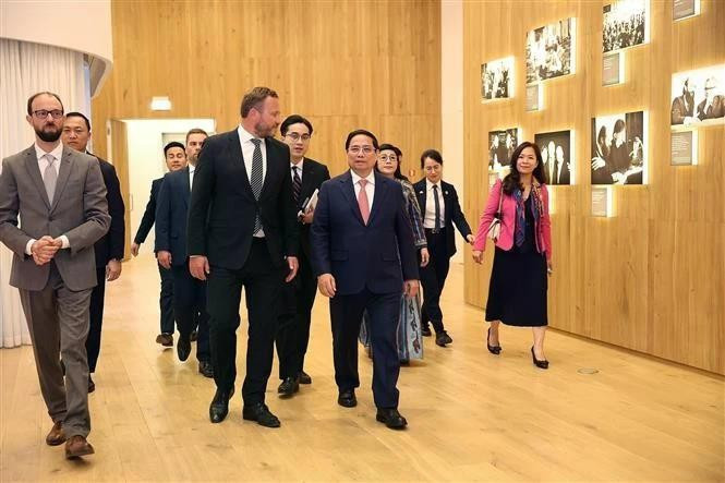 Le Premier ministre vietnamien Pham Minh Chinh visite le Centre Arvo Pärt. Photo : VNA.