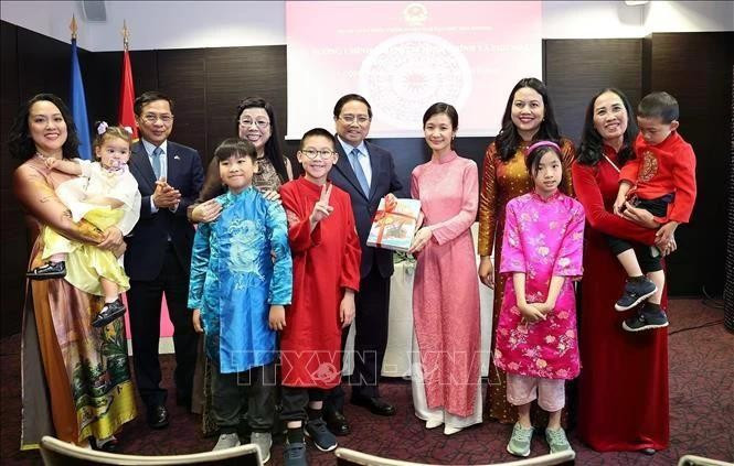 Le Premier ministre vietnamien Pham Minh Chinh et son épouse offrent des livres d'apprentissage du vietnamien à la communauté des Vietnamiens en Estonie. Photo : VNA.