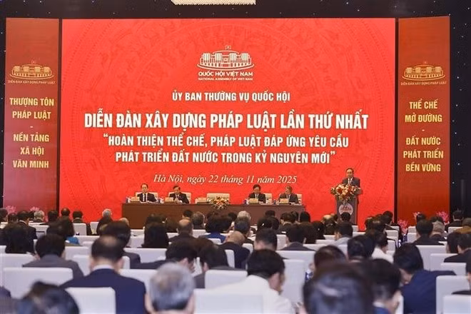 Le Comité permanent de l’Assemblée nationale a organisé, samedi matin 22 novembre à Hanoï, le premier forum sur l’élaboration des lois. Photo : VNA.