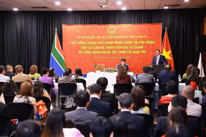 Le Premier ministre Pham Minh Chinh et son épouse rencontrent la communauté vietnamienne en Afrique du Sud. Photo : VNA.