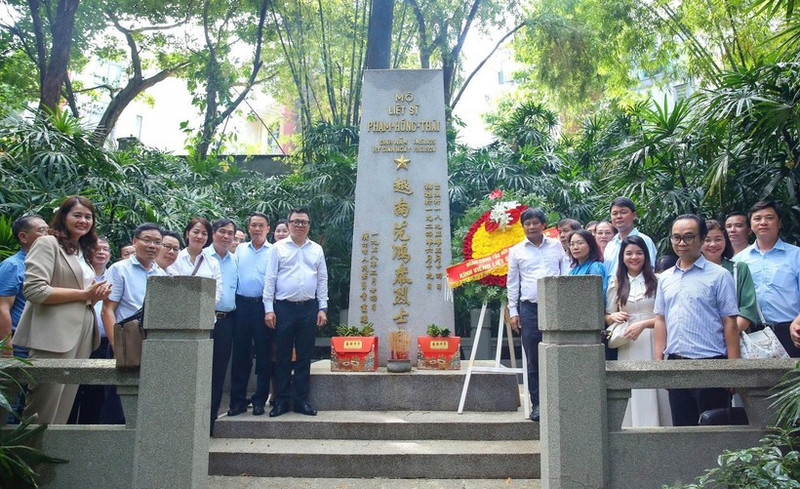 La délégation de l’Association des journalistes du Vietnam a déposé fleurs et encens en hommage au martyr Pham Hong Thai au cimetière de Huanghuagang. 