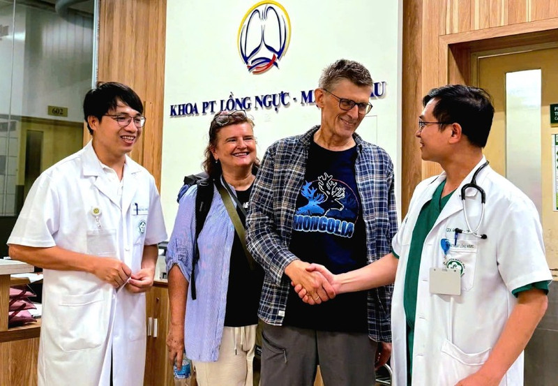 M. Janusz et sa femme expriment leur gratitude envers les médecins. Photo : bachmai.gov.vn