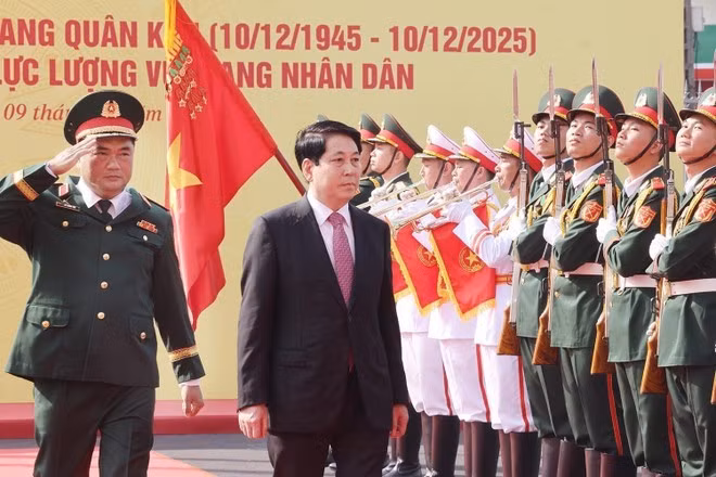 Le président Luong Cuong passe en revue la garde d'honneur. Photo : VNA.