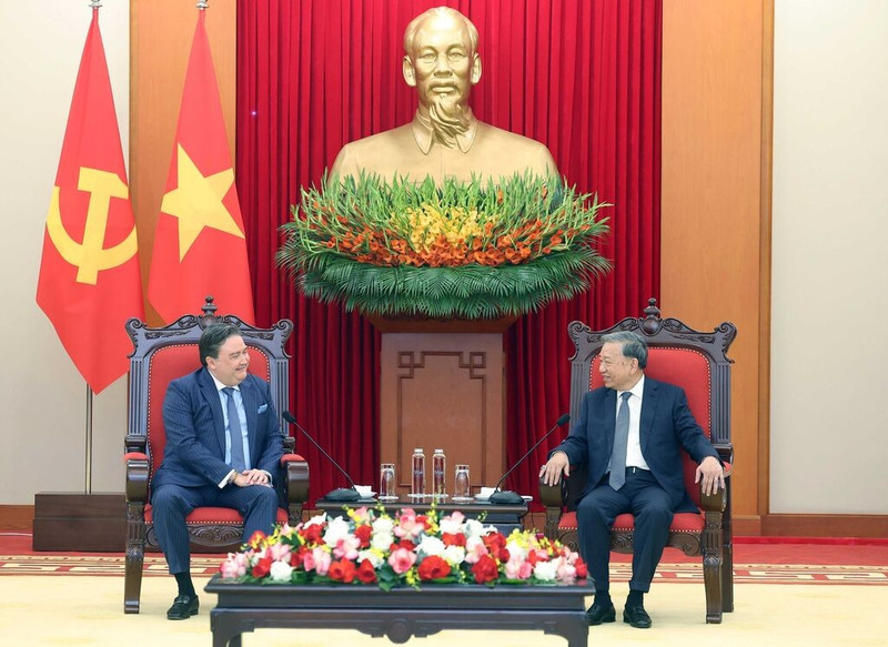 Le secrétaire général du Parti communiste du Vietnam, To Lam (droite), et l'ambassadeur des États-Unis au Vietnam, Marc E. Knapper, en septembre 2025. Photo : VNA.