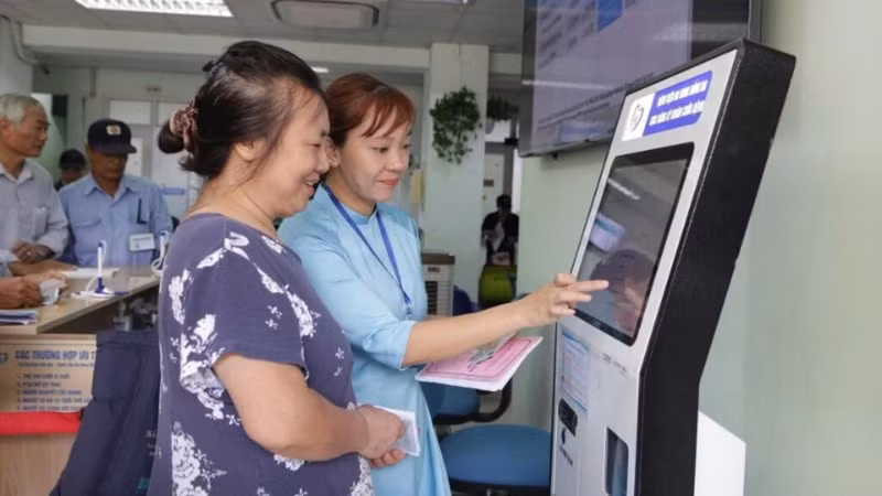 L'enregistrement des consultations et des traitements médicaux à l'hôpital de Dong Da, à Hanoï. Photo : NDEL.