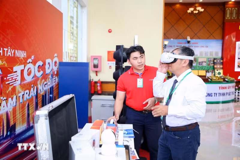 La technologie de réalité virtuelle est appliquée dans la transformation numérique, contribuant à améliorer l’efficacité de l’expérience et à renforcer l’interaction numérique. Photo : VNA.