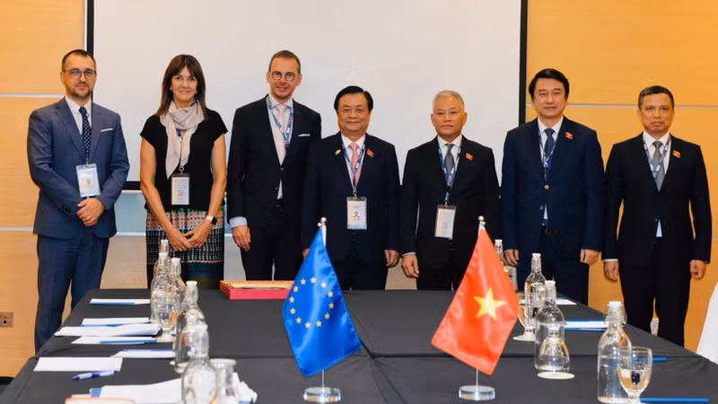 Le vice-président de l'Assemblée nationale, Le Minh Hoan, et le chef de la délégation du Parlement européen, Woute Beke, ainsi que des délégués des deux parties lors de la rencontre. Photo : NDEL.