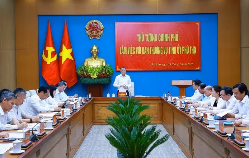 Le Premier ministre Le Minh Hung travaille avec le Comité permanent du Comité provincial du Parti de Phu Tho. Photo : VNA.