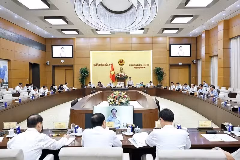 Vue d'ensemble de la 4e session (deuxième phase) du Comité permanent de l’Assemblée nationale sur le projet de loi amendée sur la vulgarisation et l’éducation juridiques, à Hanoi, le 14 juillet. Photo : VNA.