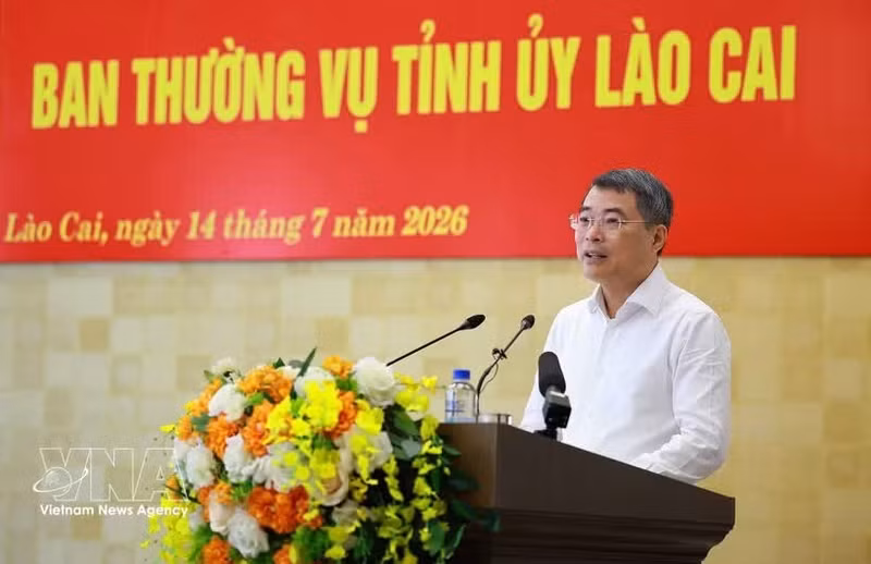 Le Premier ministre Le Minh Hung à la séance de travail avec la permanence du Comité provincial du Parti de Lao Cai. Photo : VNA.