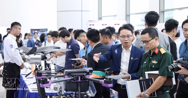 Stands d'exposition lors de la cérémonie de lancement de trois réseaux d'innovation dans les secteurs des technologies stratégiques, le 25 août 2025. Photo : VNA.