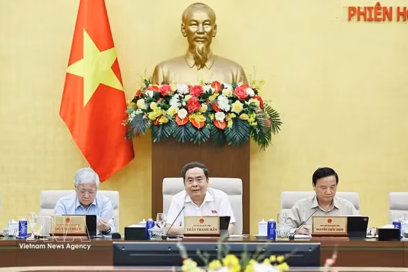 Le président de l’Assemblée nationale, Tran Thanh Man (centre) lors de la 4e session (deuxième phase) du Comité permanent de l’Assemblée nationale sur le projet de loi amendée sur la vulgarisation et l’éducation juridiques, à Hanoi, le 14 juillet. Photo : VNA.