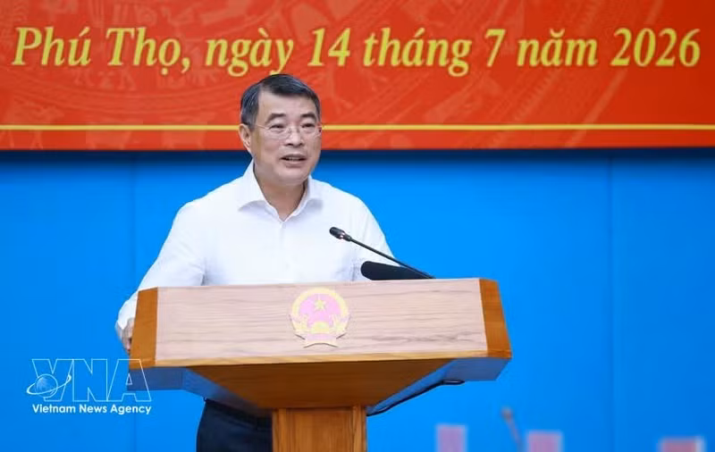 Le Premier ministre Le Minh Hung préside une séance de travail avec le Comité permanent du Comité provincial du Parti de Phu Tho. Photo : VNA.