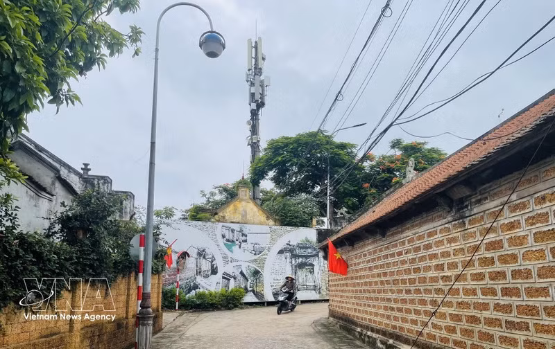 Les ruelles du village ancien de Duong Lam, à Hanoï, sont préservées et restaurées, contribuant ainsi au développement d’un réseau d’espaces patrimoniaux liés à la vie communautaire et au tourisme culturel. Photo : VNA.