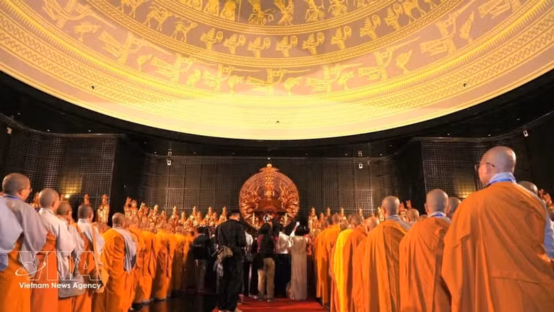 Cérémonie de vénération des reliques du Bouddha au mont Ba Den (province de Tay Ninh). Photo : VNA.