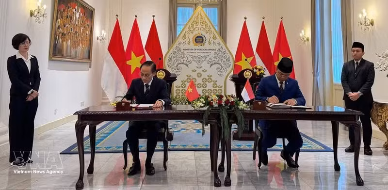 Le ministre des Affaires étrangères Le Hoai Trung (à gauche) et son homologue indonésien, Sugiono, signent le Programme d'action pour la mise en œuvre du Partenariat stratégique global Vietnam-Indonésie pour 2026-2030. Photo : VNA.