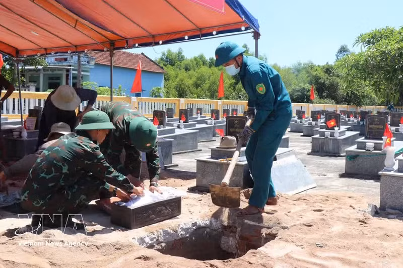 À Quang Ngai, les équipes engagées dans la « Campagne des 500 jours et nuits » prélèvent des échantillons d'ADN afin de constituer une base de données destinée à identifier les martyrs. Photo : VNA.