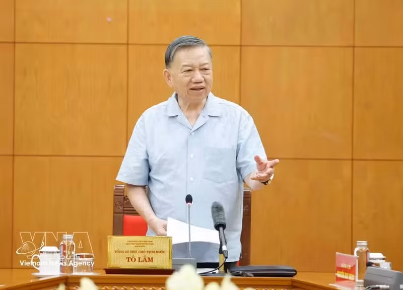 Le secrétaire général du PCV et président To Lam préside une réunion consacrée au développement de l'industrie maritime nationale. Photo : VNA.