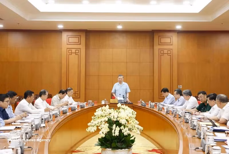 Le secrétaire général du Parti et président To Lam préside une réunion consacrée au développement de l'industrie maritime nationale. Photo : VNA.