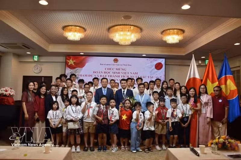 L'ambassadeur du Vietnam au Japon, Pham Quang Hieu, pose avec les jeunes lauréats vietnamiens du World Mathematics Invitational (WMI) 2026. Photo : VNA.