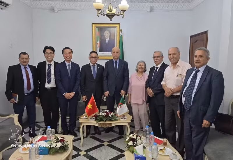 Séance de travail entre l'ambassadeur du Vietnam en Algérie, Tran Quoc Khanh, et les dirigeants du Front de libération nationale (FLN). Photo : VNA.