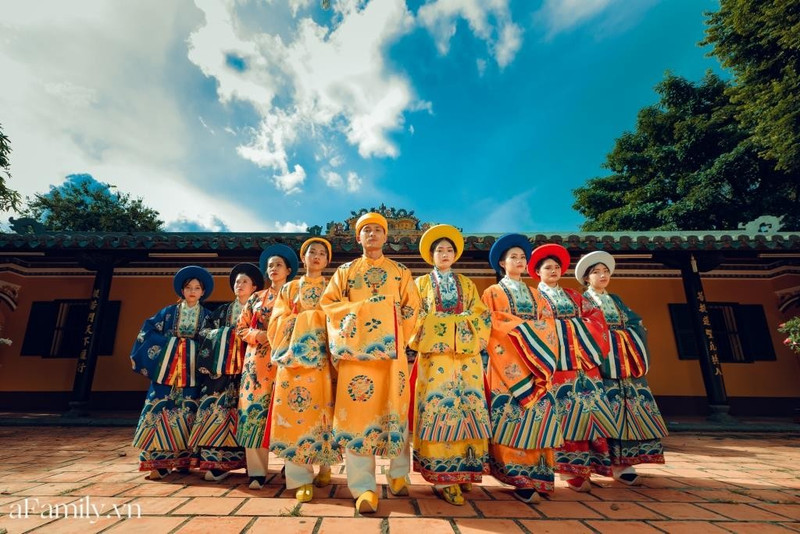 Les tendances commerciales autour des costumes traditionnels anciens du Vietnam sont déjà bien établies. Photo : Afamily.