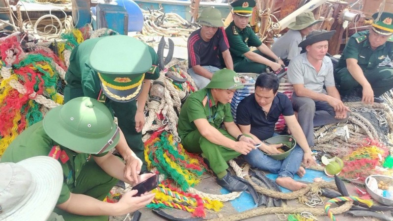 Des soldats du poste de garde-frontière de Quynh Phuong, en coordination avec la police, ont mené une campagne de vulgarisation numérique auprès des équipages de bateaux de pêche. Photo : NDEL.