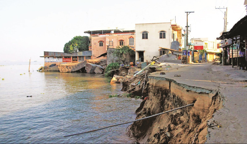Les glissements de terrain et l’affaissement des berges et des côtes augmentent dans le delta du Mékong. Photo : Vietnamnet.