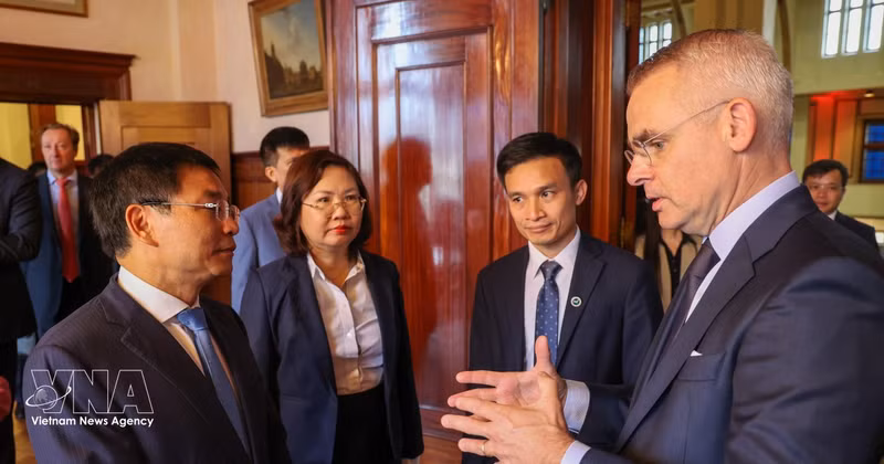 Le vice-Premier ministre Nguyen Van Thang (à gauche) et le directeur général d'Euronext Amsterdam, René van Vlerken. Photo : VNA.