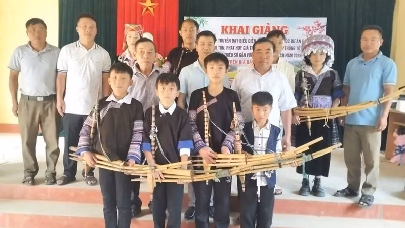 Les participants, entourés des artisans et des responsables de la commune de Pung Luong, lors de l’atelier consacré à la fabrication et à l’interprétation du khèn H’Mông. Photo : baovanhoa.