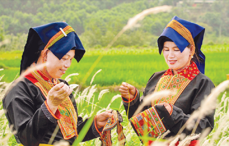 La particularité des costumes féminins de l’ethnie Dao Thanh Phan réside dans la richesse et la complexité de leurs motifs brodés à la main. 