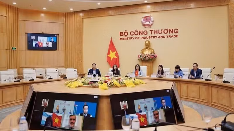 Lors de la réunion. Photo : ministère vietnamien de l’Industrie et du Commerce.