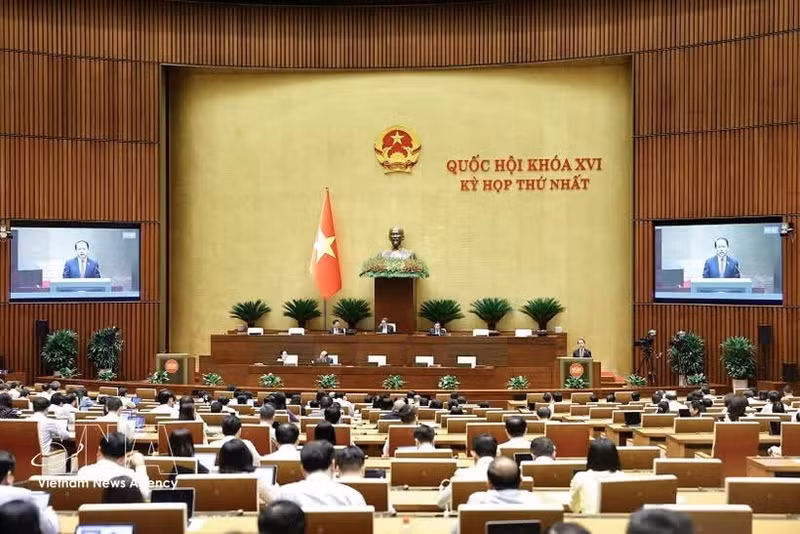 Lors du dernier jour de travail de sa première session, la XVIe législature de l’Assemblée nationale vote plusieurs lois et résolutions importantes. Photo : VNA.