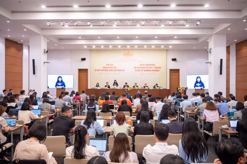Lors de la conférence de presse consacrée au bilan des travaux parlementaires. Photo : daibieunhandan.