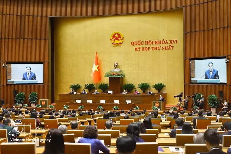 Le président de l’Assemblée nationale, Tran Thanh Man, a annoncé la clôture officielle de la première session de la XVIe Assemblée nationale, le 24 avril, au terme de douze jours de travaux intensifs. Photo : VNA.