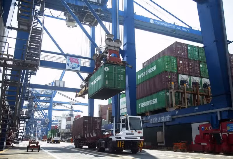 Opérations de chargement et de déchargement de marchandises au port de Cat Lai, relevant du système portuaire maritime de Hô Chi Minh-Ville. Photo : VNA.