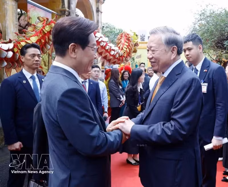 Le secrétaire général et président To Lam (à droite) fait ses adieux au président sud-coréen Lee Jae Myung. Photo : VNA.